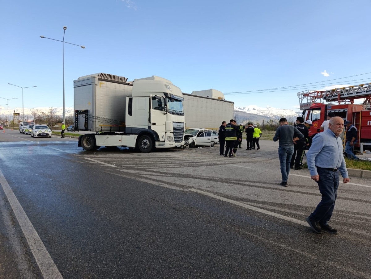 Erzincan-Sivas Karayolunda  Kaza:2 yaralı
