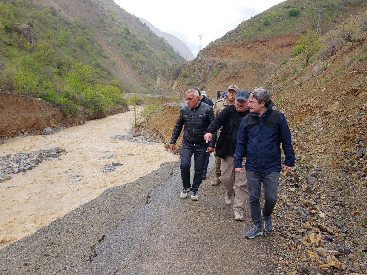 Kemaliye’de Aşırı Yağış ve Sel Yol Çökmesine Neden Oldu