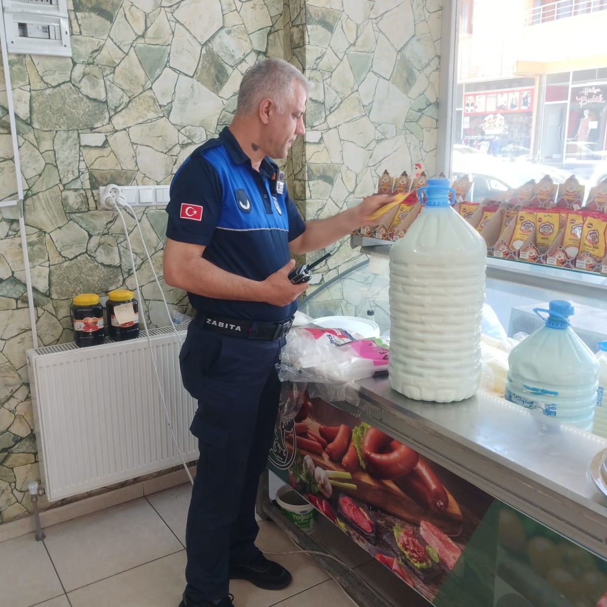 Zabıta ekiplerinden okul kantini ve şarküteri denetimi