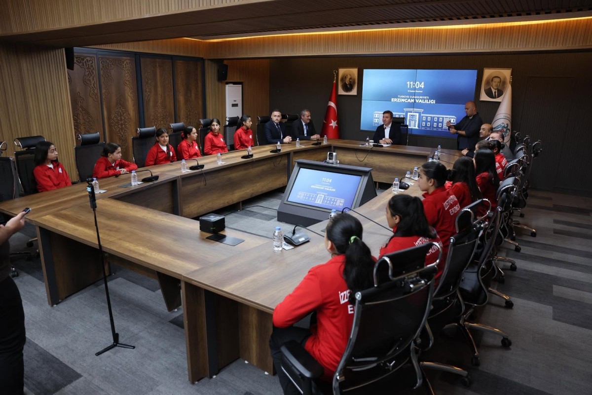 Erzincan’ın Futsal Yıldızları Vali Aydoğdu’dan Tebrik Aldı