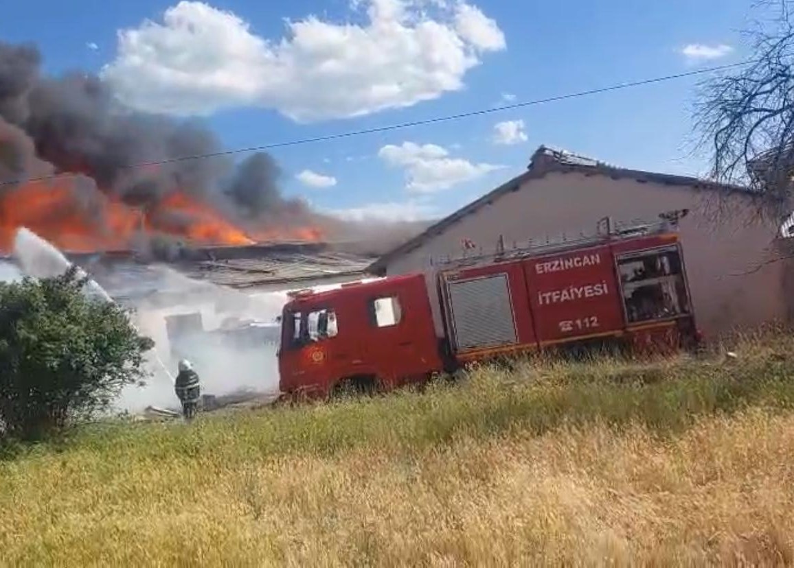 Erzincan’da Depo Yangını Paniği