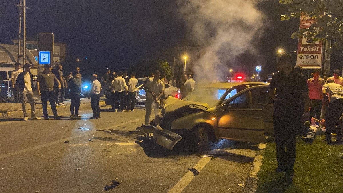Erzincan-Sivas Yolunda Kaza: 5 Yaralı Hastaneye Kaldırıldı