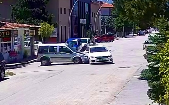 Erzincan'da Cumartesi Pazarı Kavşağında Kaza