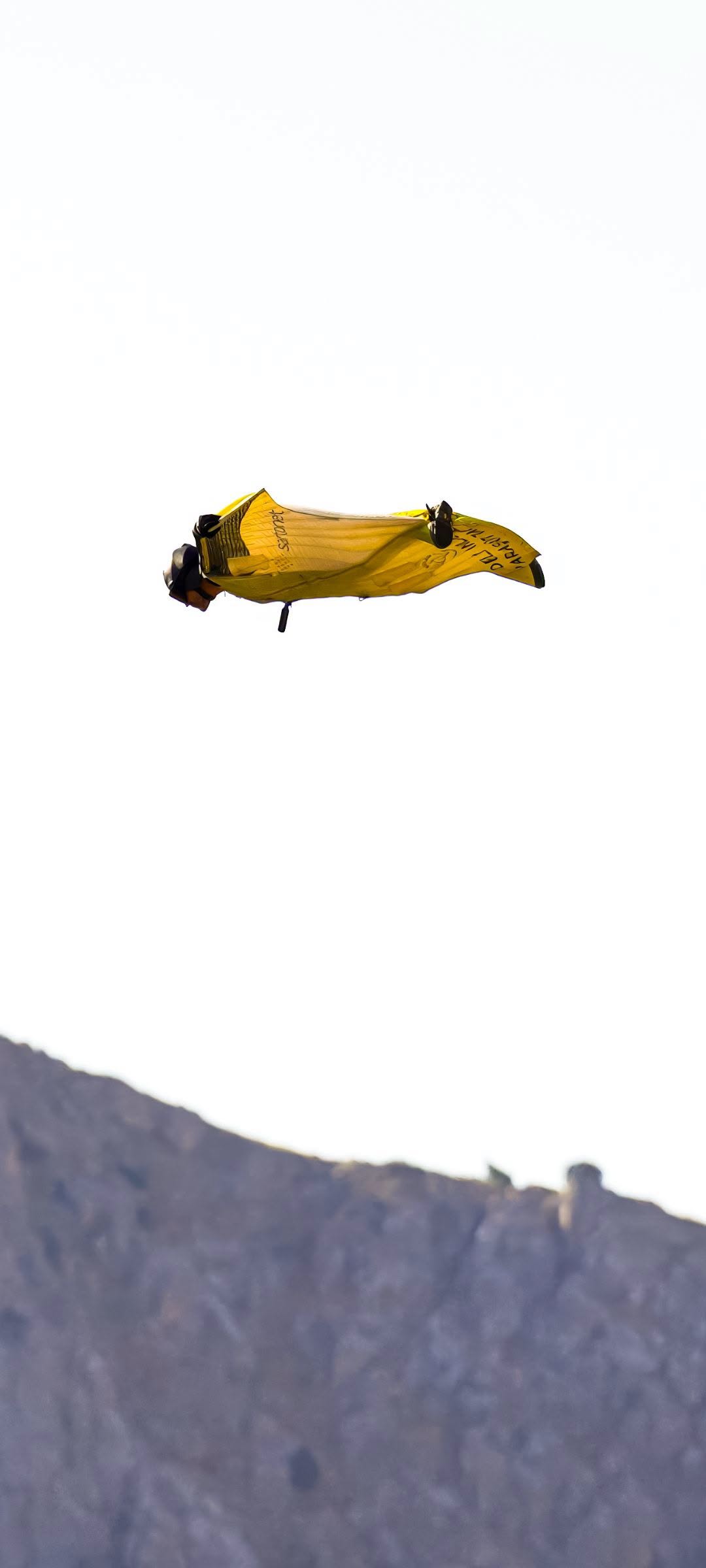 Kemaliye’de Karanlık Kanyon’da Nefes Kesen Wingsuit Atlayışı
