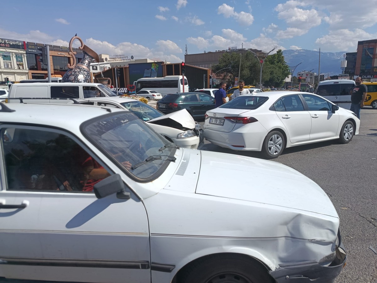 Şehir merkezinde maddi hasarlı kaza