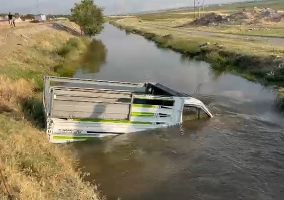 Erzincan’da Kamyonet Sulama Kanalına Uçtu