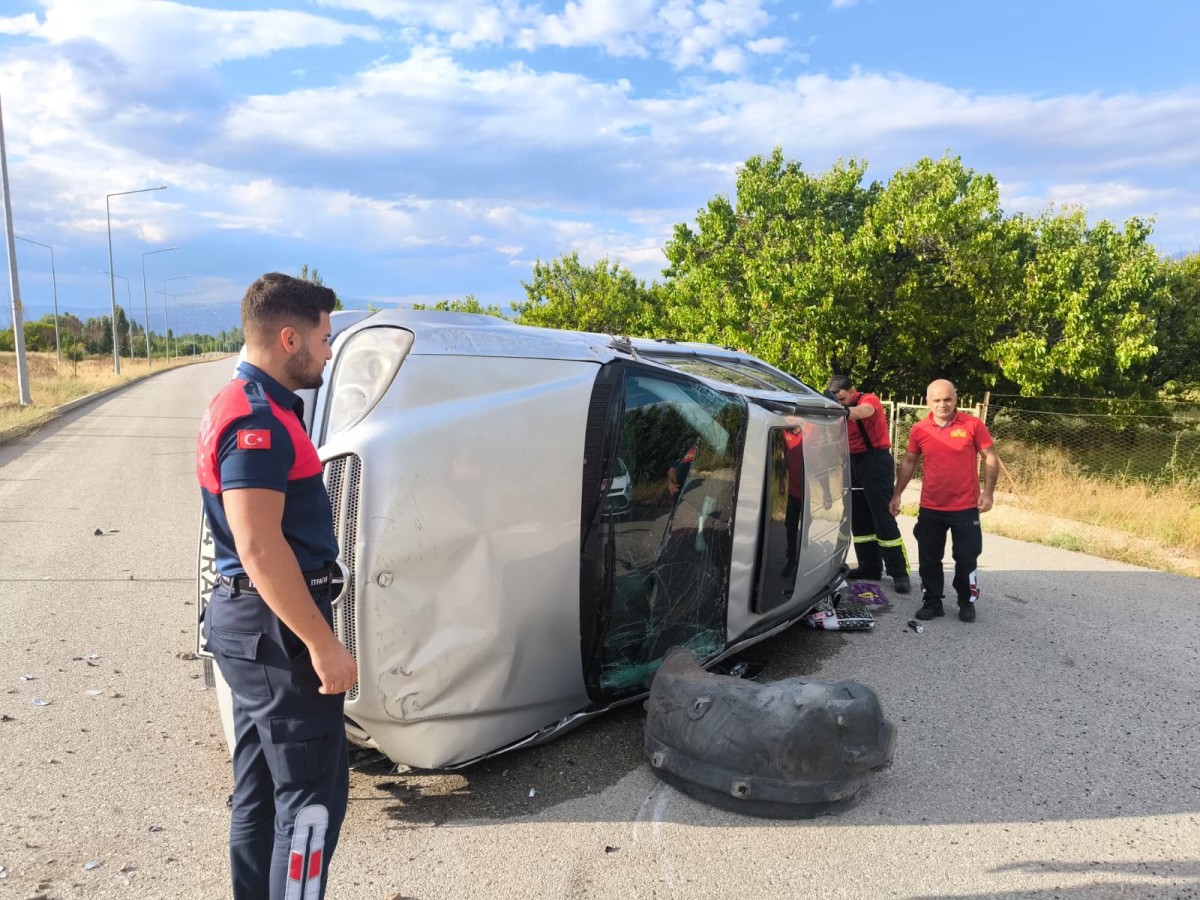 TOKİ Kavşağı’nda Trafik Kazası: Araç Yan Yattı