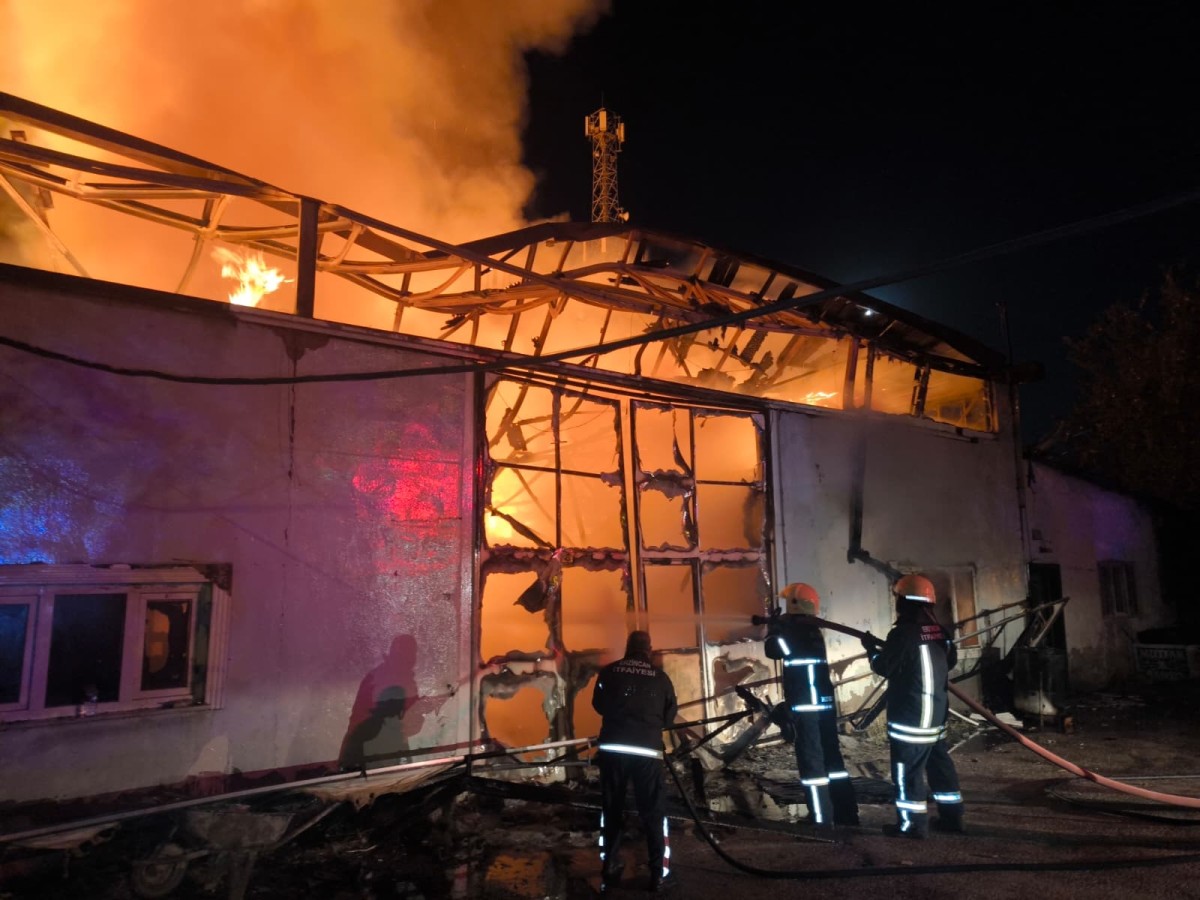 Erzincan’da Mobilya İmalathanesinde Yangın
