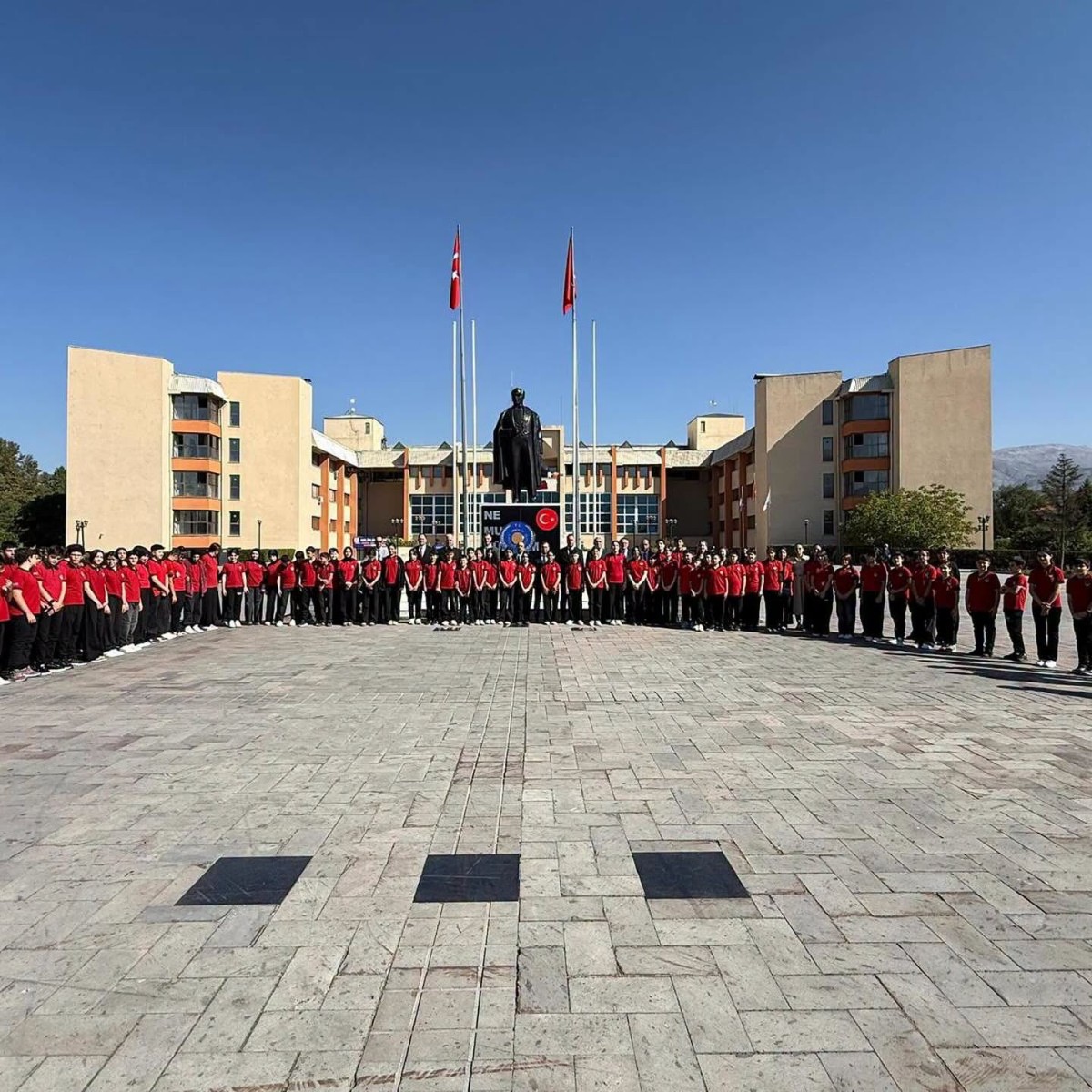 Erzincan’da Yeni Eğitim Yılı Atatürk Anıtı’na Sunulan Çelenkle Başladı