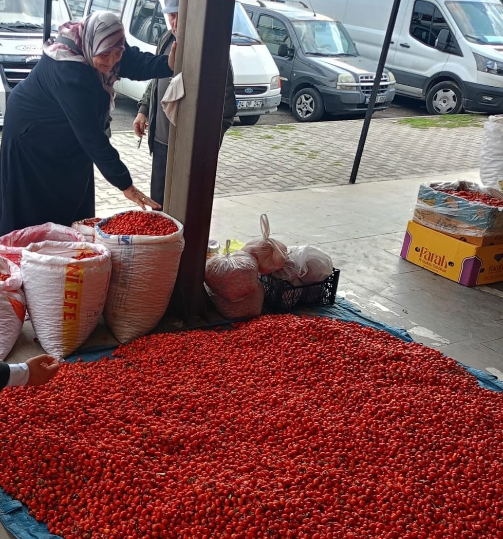 Dalından Pazara: Tezgâhlar Kırmızıya Büründü