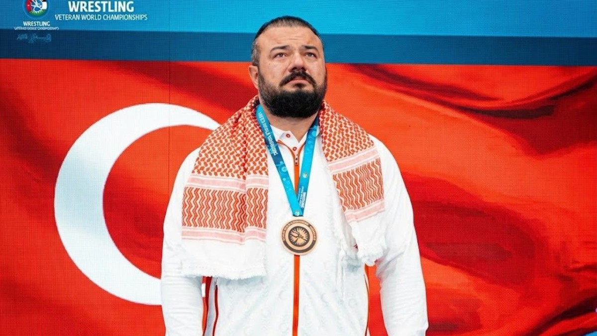 Erzincanlı Millî Güreşçi Serhat Sarıçiçek Dünya Üçüncüsü Oldu