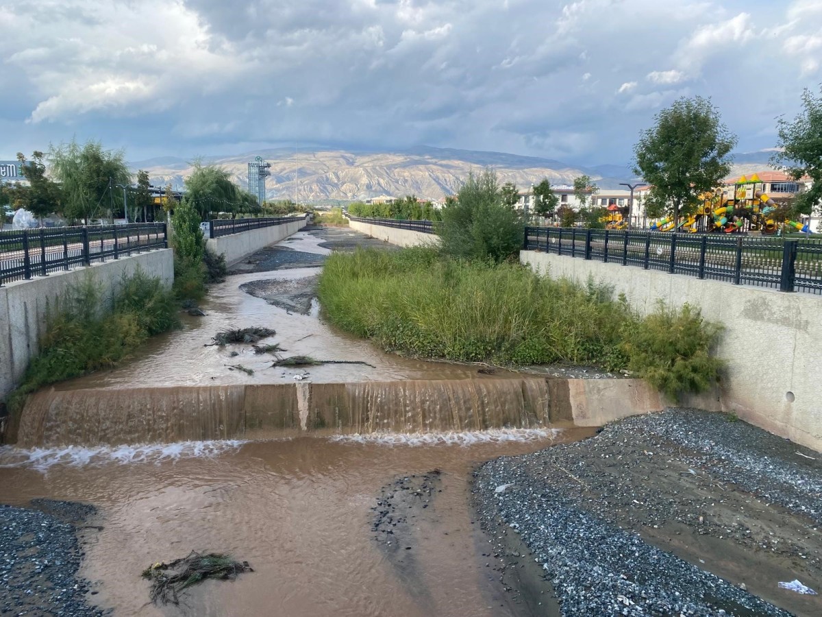 Erzincan’da Sonbahar Yağışları Vasgirt Deresi’ni Hareketlendirdi