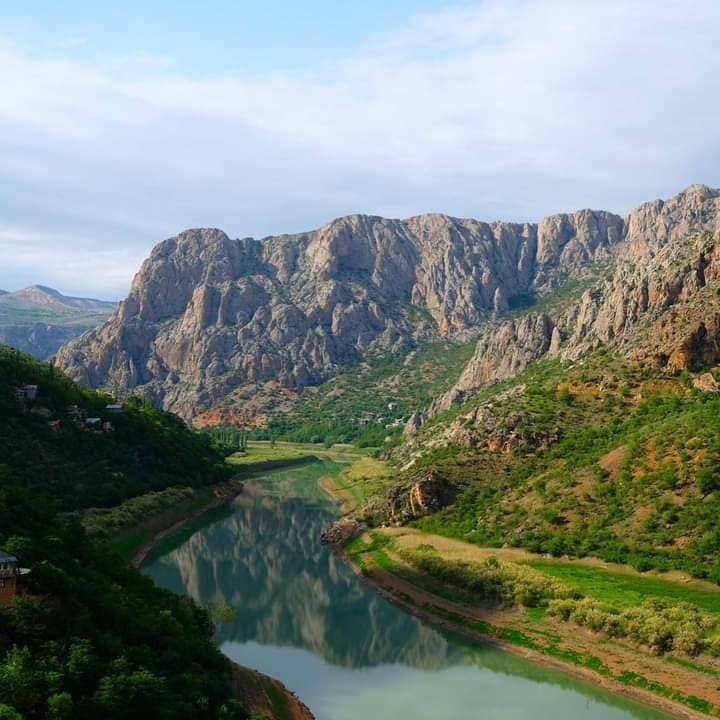 Fırat’ın Asırlardır Şekillendirdiği Karanlık Kanyon, Doğal Güzelliğiyle Büyülüyor