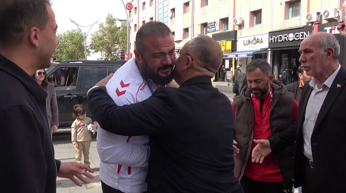 Dünya Üçüncüsü Serhat Sarıçiçek’e Erzincan’da Coşkulu Karşılama