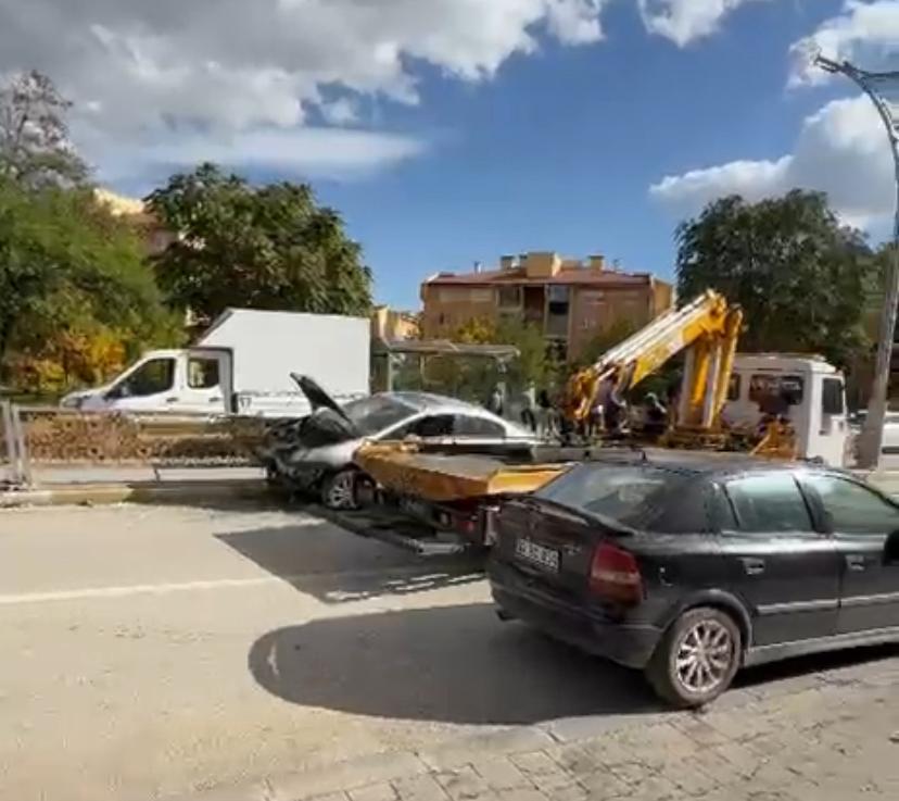 Otomobil Orta Refüjdeki Çitlere Çıktı