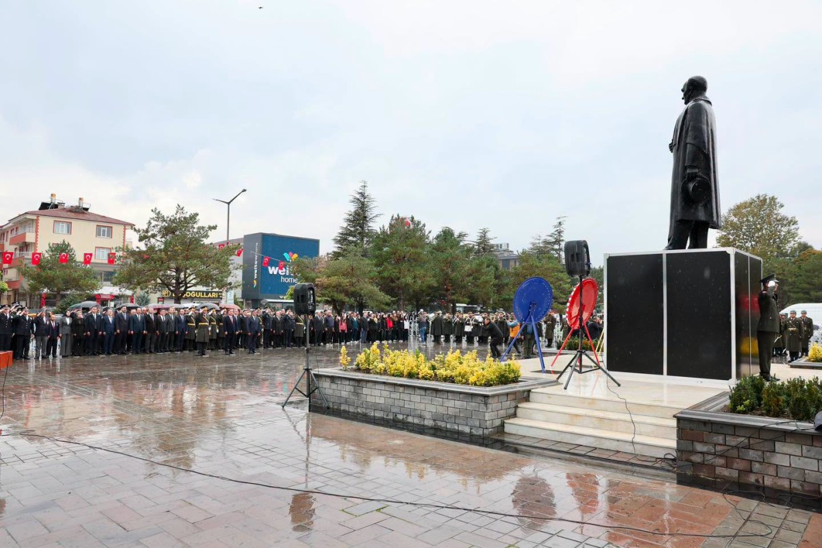 Erzincan’da Cumhuriyet Bayramı Coşkusu Çelenk Sunma Töreniyle Başladı