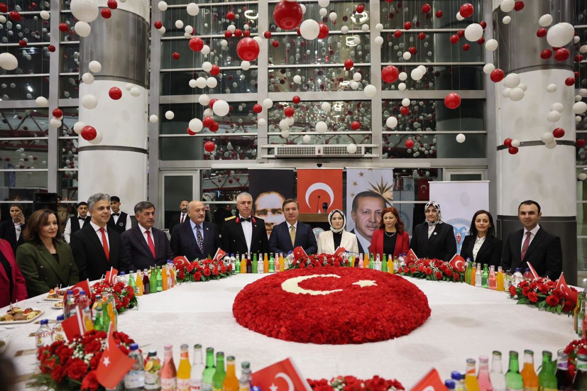 Erzincan’da Cumhuriyet Bayramı Coşkusu Kabul Töreniyle Taçlandı