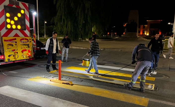 Yaya geçidi çizgileri yenileme çalışması yapılıyor