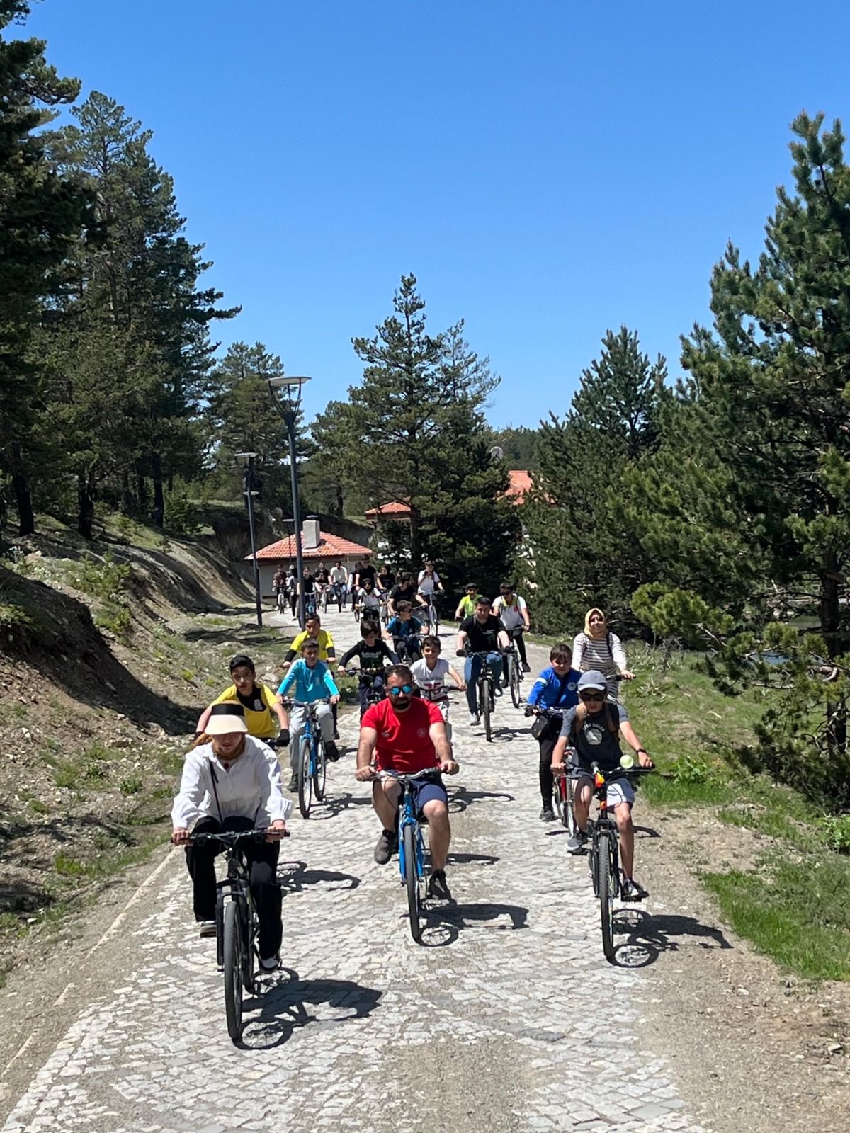 Erzincan'da gençler doğayla buluştu, çevre için pedal çevirdi