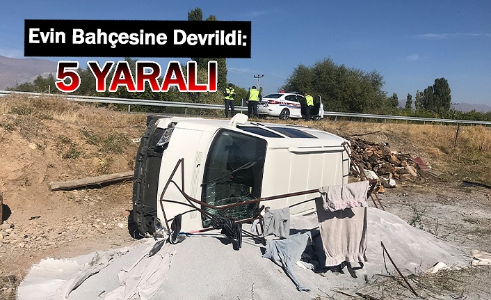 Minibüs Evin Bahçesine Devrildi