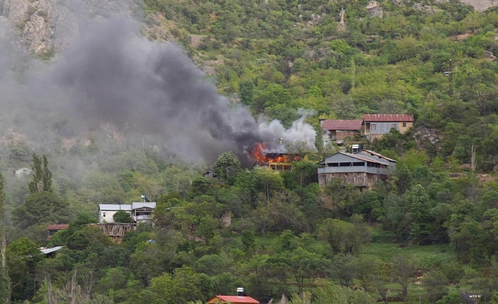 Çıkan yangında ev kullanılamaz hale geldi