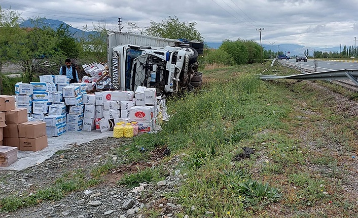 Erzincan’da Kamyon Yan Yattı