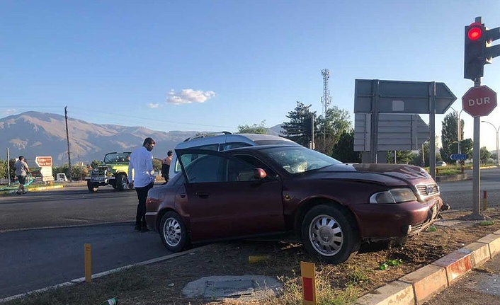 Erzincan’da kavşakta iki araç çarpıştı