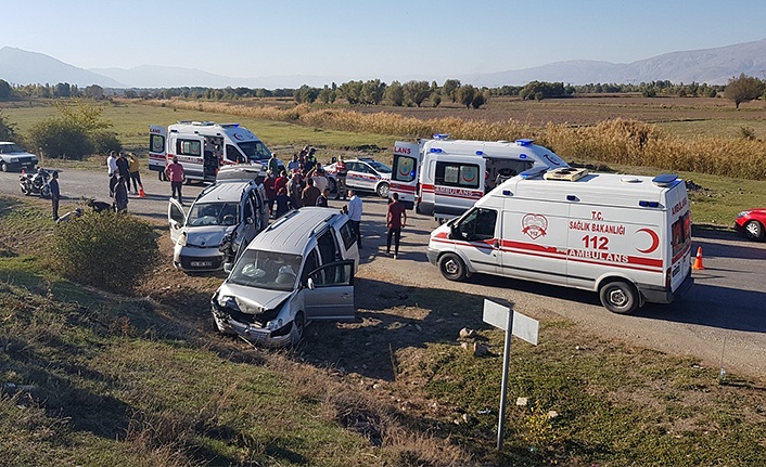 İki hafif ticari araç çarpıştı: 8 yaralı