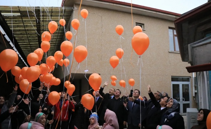 Gökyüzüne turuncu renkli balonlar bıraktılar