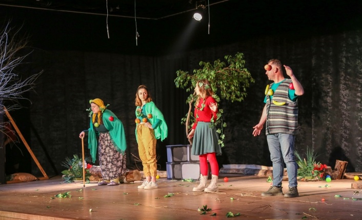 Erzincan’da 2024 yılının ilk tiyatro perdesini çocuklar için açtı
