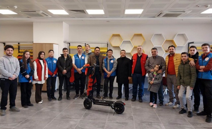 Engelli Gence Elektrikli Scooter Hediye Ettiler