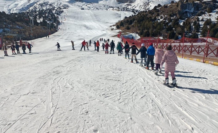 Erzincan 'da kayak bilmeyen çocuk kalmasın