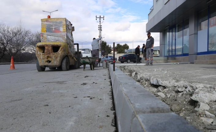 Tahrip olan kaldırımlarda yenileme çalışması yapılıyor