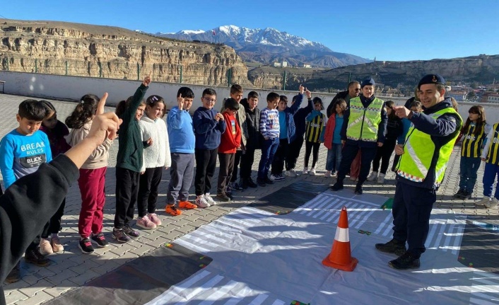 Jandarmadan Öğrencilere Trafik Kuralları Eğitimi