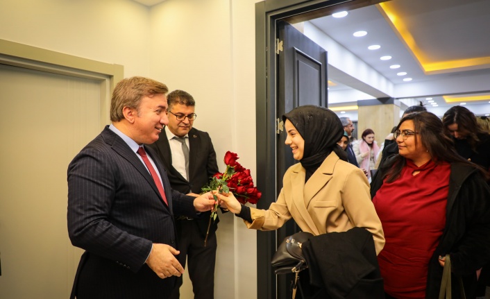 Erzincan Valisi Hamza Aydoğdu, Mesleğe Yeni Başlayan Öğretmenleri Güllerle Karşıladı