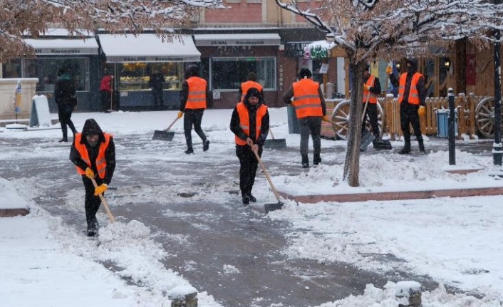 Kentte ana arterlerde ve sokaklarda kar küreme çalışması yapıldı