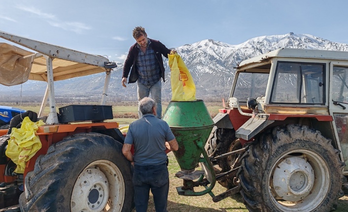 Erzincan'da meralarda gübreleme çalışması yapılıyor