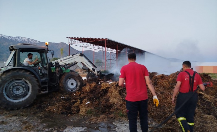 Erzincan’da Saman Yangını Korkuttu: Ekipler Alevleri Zamanında Kontrol Altına Aldı