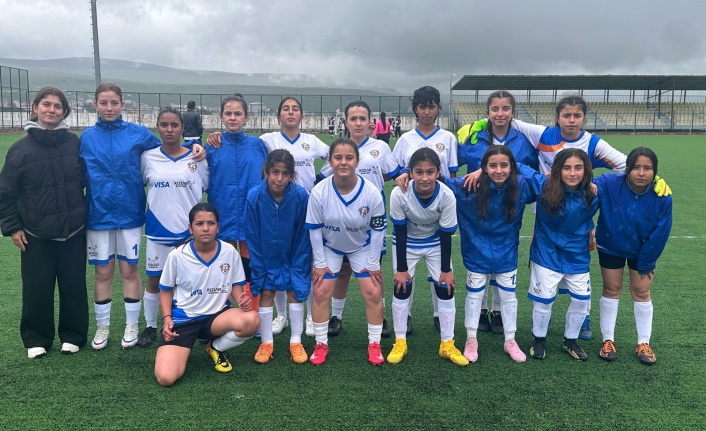 Erzincanlı kız futbolcularsahaya çıkıyor