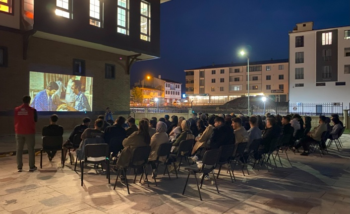 Gençler  açık havada  sinema keyfi yaşadı