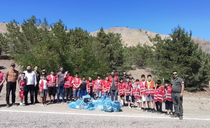 Erzincan’ın Atatepe’si çöplerden temizlendi