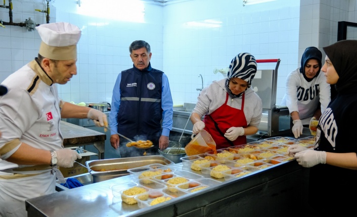 Erzincan Belediyesi, Ramazan Boyunca İhtiyaç Sahiplerine İftar İkramı Sunuyor