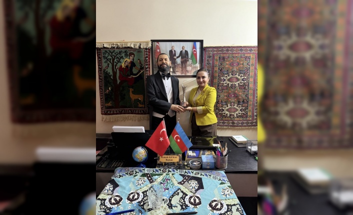 Dünyaca Ünlü Yazar Akif Manaf’a Anlamlı Ödül: “Barış Sanatı Ödülü”