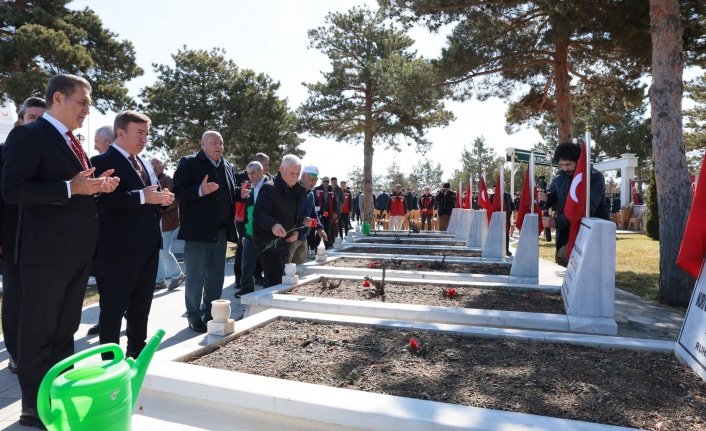 Erzincan’da 18 Mart Töreni: Çanakkale Ruhu Şehitlikte Yaşatıldı