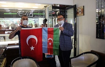 Türk ve Azerbaycan Bayrağı Dağıttı
