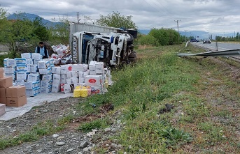 Erzincan’da Kamyon Yan Yattı