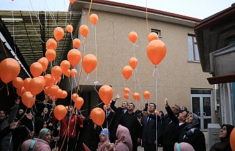 Gökyüzüne turuncu renkli balonlar bıraktılar