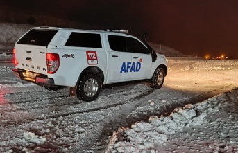 Yolda kalan  vatandaşlar, AFAD  ekipleri tarafından kurtarıldı