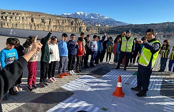 Jandarmadan Öğrencilere Trafik Kuralları Eğitimi