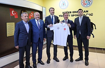 Bakan Bayraktar’a Değer Erzincan Spor Kulübü’nden Anlamlı Hediye